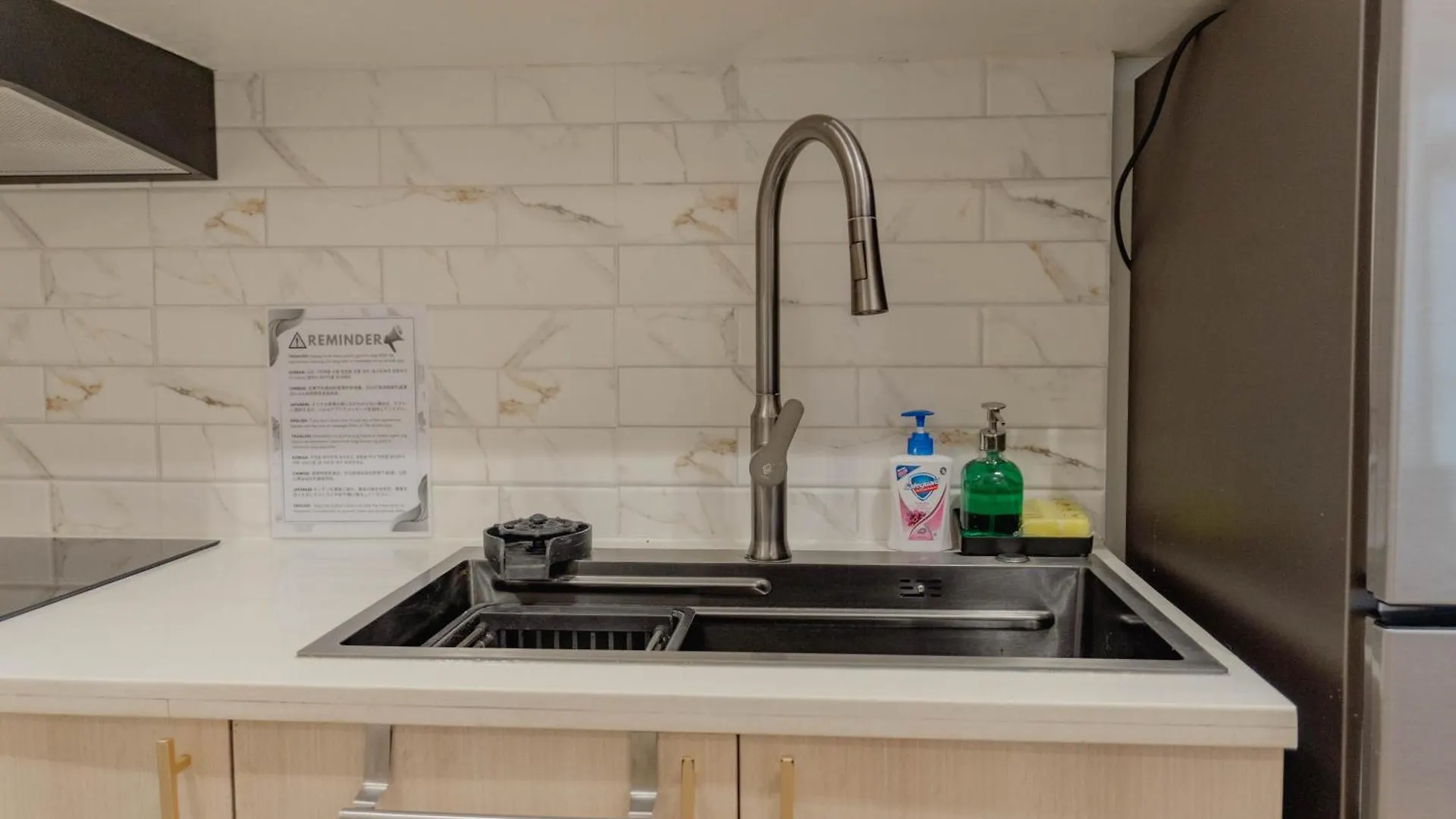 Modern Solace - The Florence 1Br Manila Apartment