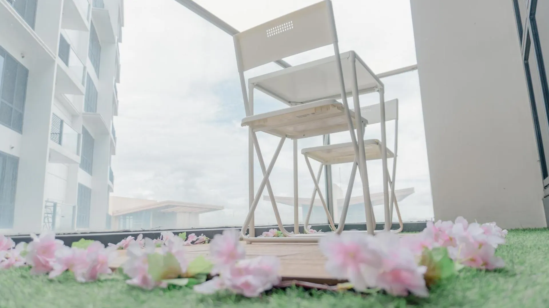 Modern Solace - The Florence 1Br Manila Apartment